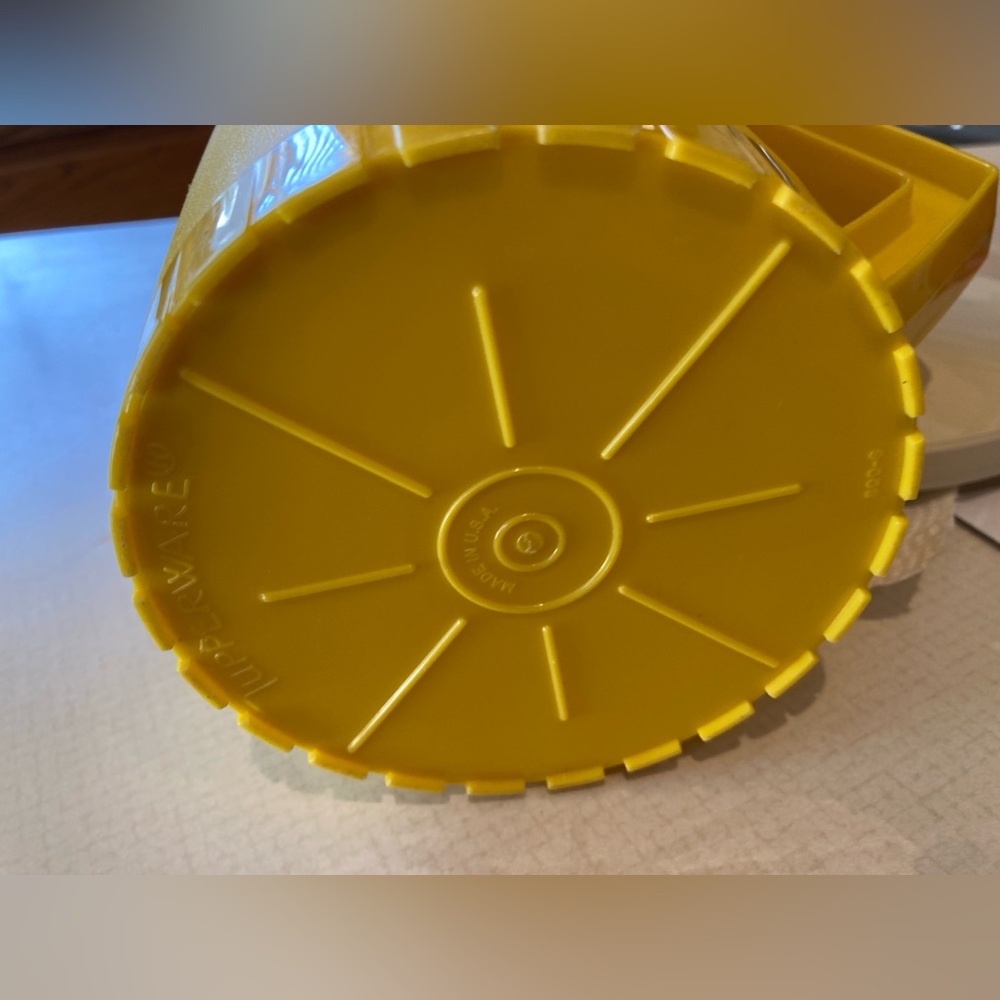 Vintage Tupperware Yellow 2 Qt pitcher - Picture 2 of 5